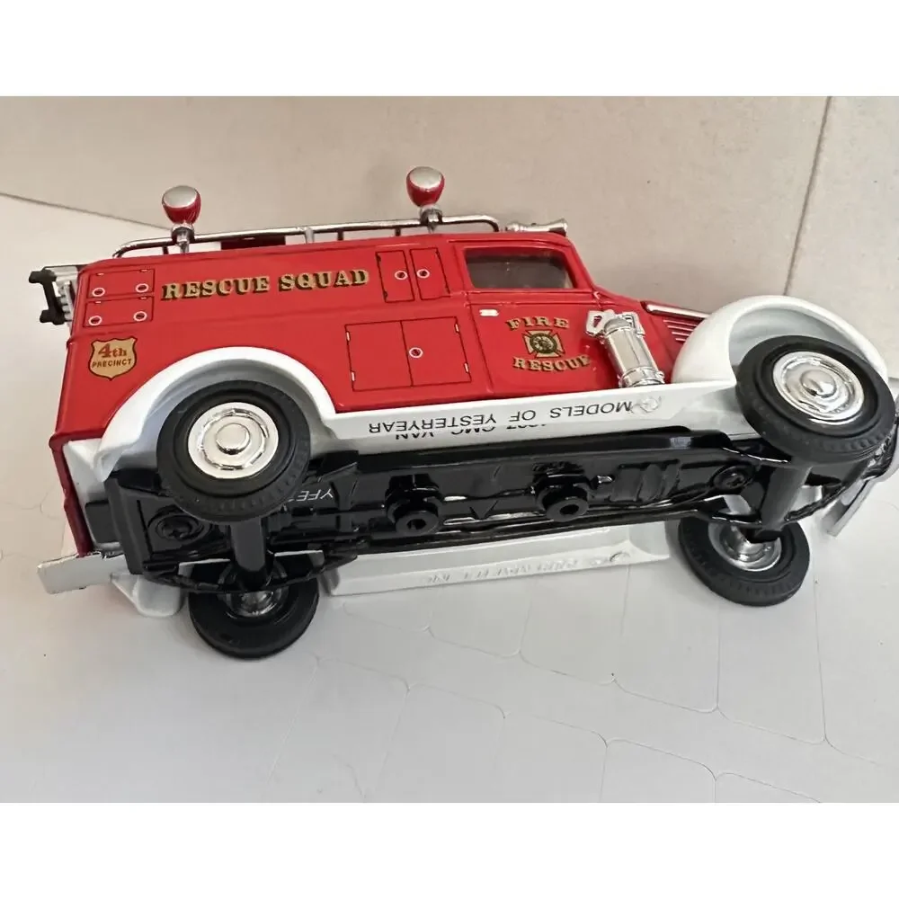 A19 Matchbox Models of Yesteryear Fire Engine Series 1937 GMC Rescue Squad New